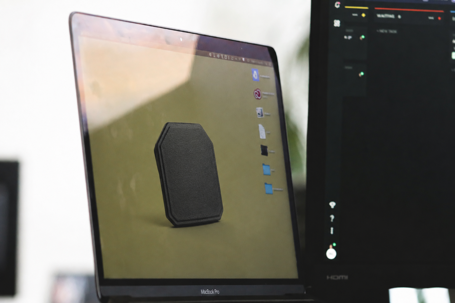 Plaque balistique présentée sur un écran de MacBook Pro